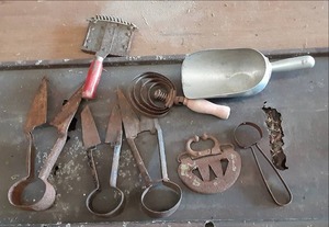 lot 223 image: Scoop, Cow Comb, Calf Weaning Tool,...