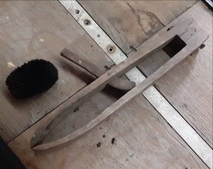 lot 258 image: Vintage Leather Vise and Brush See...
