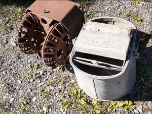 lot 16 image: Antique Cast Iron Hog Oiler & Vinta...