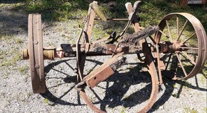 lot 22 image: Vintage Wagon Axle From a Circus Wa...