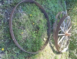 lot 39 image: Antique Wagon Wheels and Pieces 36...