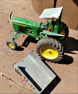 lot 86 image: Vintage John Deere Tractor With Wag...
