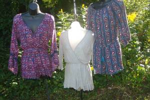 lot 6 image: 3 Rompers size Small...