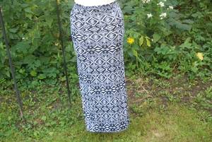 lot 33 image: 1 Large Skirt...