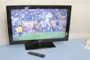 lot 79 image: LG Electronics 32 HD - Model 32LD452B LCD Television  TV  Display with Table Stand & Remote Control