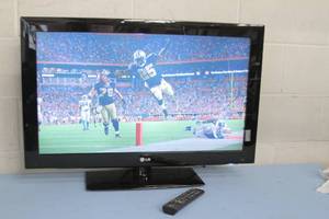lot 81 image: LG Electronics 32 HD - Model 32LD452B LCD Television  TV  Display with Table Stand & Remote Control