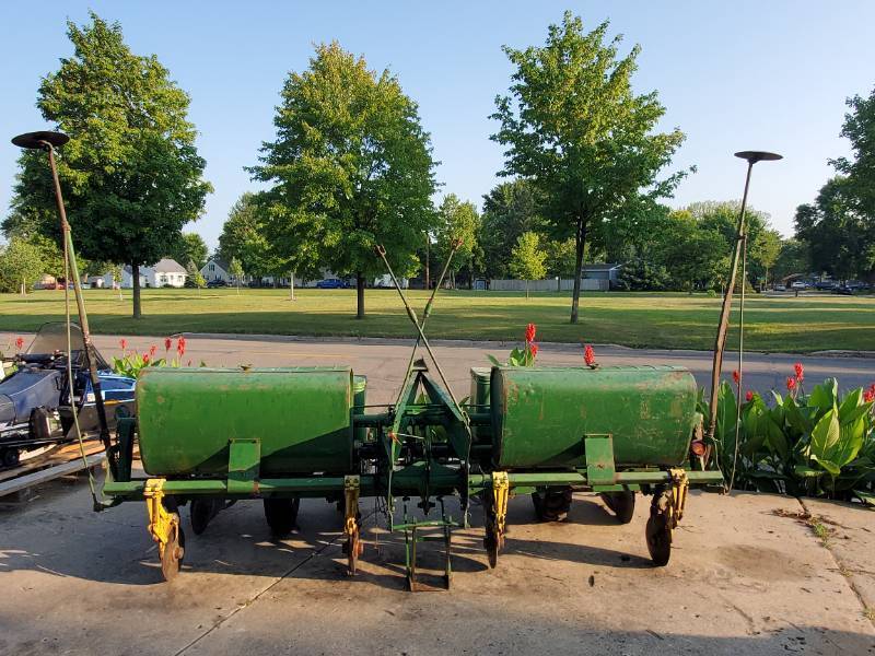 lot 16 image: John Deere 1240 4 row planter and manual