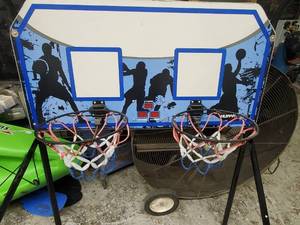 lot 28 image: Arcade basketball game tested and working