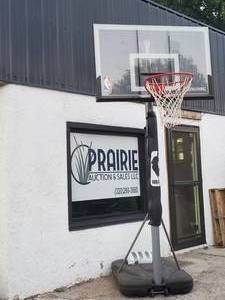 lot 30 image: Spalding adjustable basketball hoop