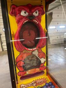 lot 50 image: Dog pounder arcade game, 120v, 29x67x80