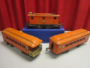 VINTAGE AMERICAN FLYER YORKTOWN, BUNKER HILL TIN STANDARD CARS, ENGINE