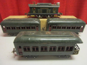 VINTAGE LIONEL TIN O NEW YORK CENTRAL LINES TRAIN CARS, #253 MOTORENGINE, PULLMAN CARS