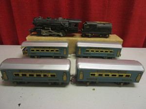 VINTAGE AMERICAN FLYER O #425 LOCOMOTIVE, TENDER, TIN PULLMAN CARS