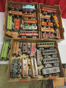 VINTAGE LIONEL TIN O TRAIN CARS