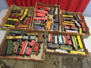 VINTAGE TIN O TRAIN CARS, MARX-BRAND, MORE
