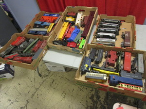 VINTAGE O TRAIN CARS, PARTS, LIONEL, MORE