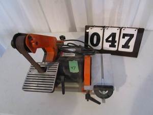 lot 47 image: Central Machinery Combination Sander