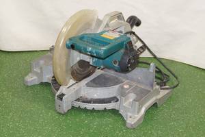 lot 7 image: Makita LS1220 12 Miter Saw