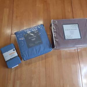 lot 25 image: Set of twin bedsheets in blue, set ...