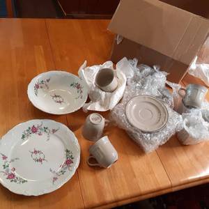 lot 35 image: Decorative Newcor Stoneware plates ...