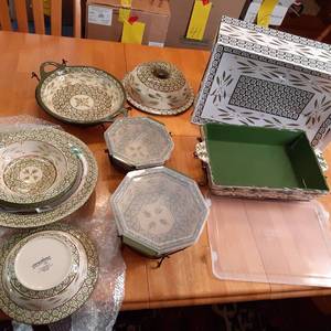lot 47 image: Beautiful lot of Temp-tations ovenw...
