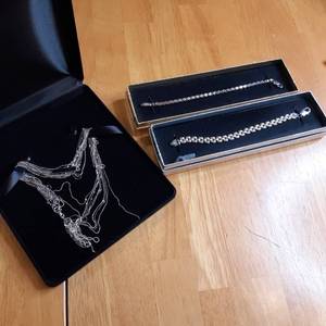 lot 82 image: Lot containing 2 sterling silver br...