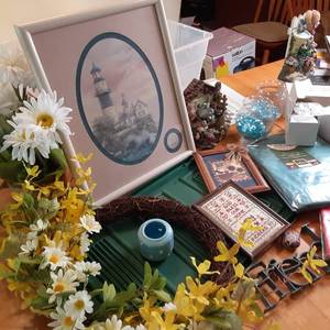 lot 89 image: HUGE home decor lot with Bird and f...