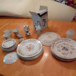 lot 112 image: Mini sized Lefton China Set with Oi...