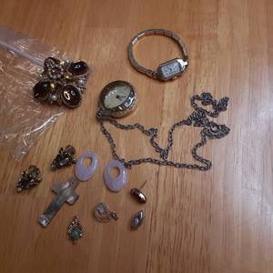 lot 116 image: Lot of Vintage costume jewelry and ...