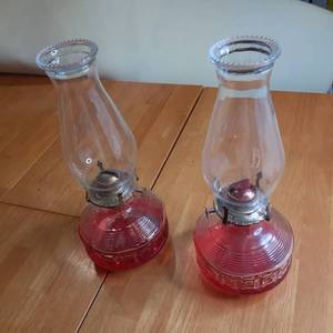 lot 125 image: Set of 2 Vintage Oil Lamps with hur...