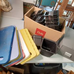 lot 171 image: Box containing multiple foam and ru...