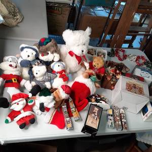 lot 173 image: Large lot of Christmas ornaments, N...