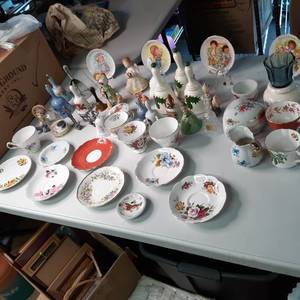 lot 194 image: Mass collection of decorative porce...