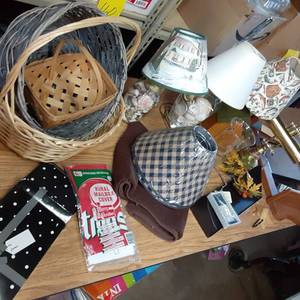 lot 198 image: Shelf lot containing table lamps wi...