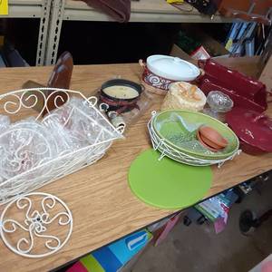 lot 199 image: Home decor lot with an assortment o...