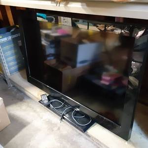 lot 201 image: 40 Emerson Flat screen TV on stand...