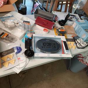 lot 215 image: Chip clips, table cloth clamps, clo...