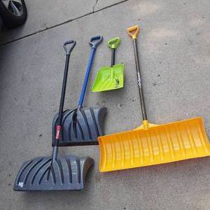 lot 229 image: Lot of 4 Snow shovels to put in use...