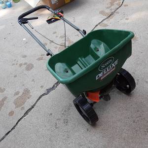 lot 239 image: Scotts Outdoor Deluxe Edgeguard Br...