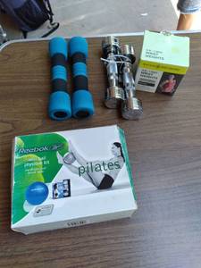 lot 428 image: Reebok Mini Ball Physique Kit, 3lb....
