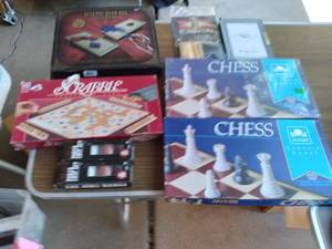lot 430 image: Desktop Bean Bag, Poker Chip Set, S...
