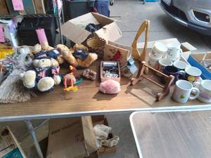 lot 478 image: Large Lot Of Decor, Mugs, and More...