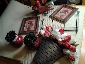 lot 129 image: Home decor lot with Floral pictures...