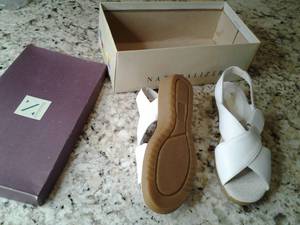 lot 146 image: Womens size 8W White Leather Natura...