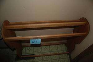 lot 613 image: Quilt rack...