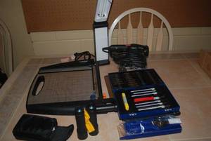 lot 635 image: Cutter and assorted crafting supplies