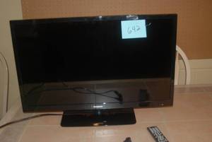 lot 642 image: Westinghouse 32 Television With Re...
