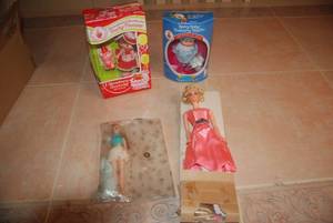 lot 677 image: Vintage Barbie Doll, Skipper, Straw...