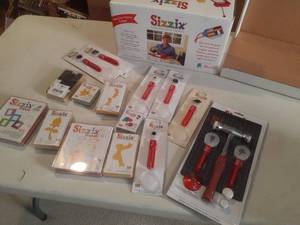 lot 731 image: Sizzix Little Die Cutter Machine wi...