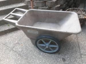 lot 732 image: Rubbermaid Cart...